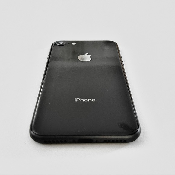 iPhone 8 - 64GB - Space Gray - Model A1905 with original NEW Earbuds - Picture 6 of 12